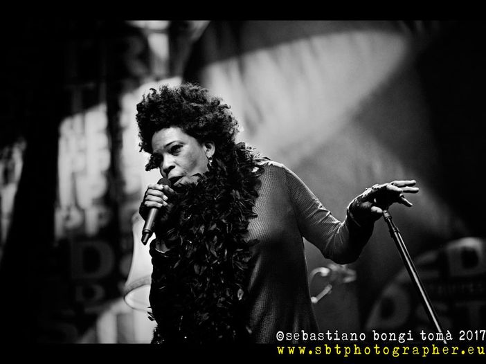 Macy Gray firma con la Tree Family Macy Gray firma con la Tree Family