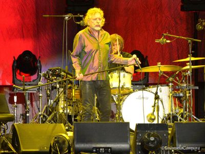 Robert Plant: io, le gambe di Elton John e il culo di Kylie Minogue