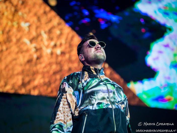 Coez cavalca l&#039;onda (e continua a fare casino): la recensione del concerto al Rock in Roma