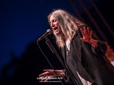 Patti Smith e Beck raccolgono fondi e suonano assieme