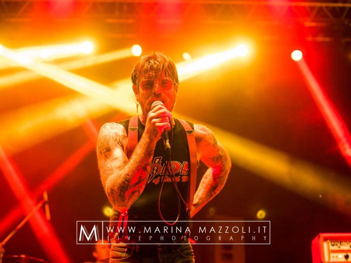 Jesse Hughes (Eagles of Death Metal) attacca le dimostrazioni degli studenti anti-armi