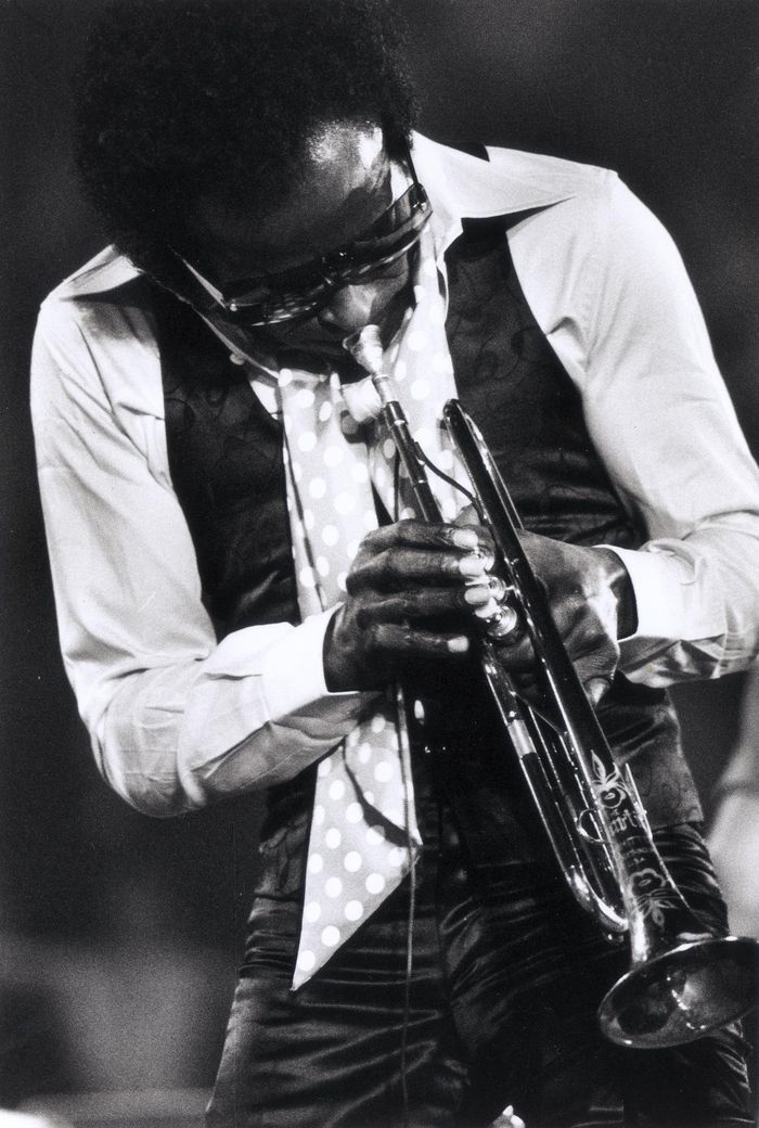 https://images.rockol.it/cnJsGufsW7VLyFs-Ey7QFEcOQk4=/700x0/smart/rockol-img/img/foto/upload/04-miles-davis-bologna-1973-roberto-masotti.jpg