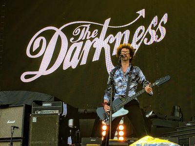 Infranto un tabù: Justin dei Darkness critica Glastonbury