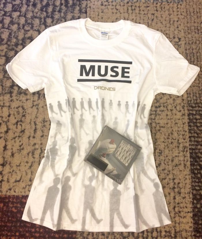 https://images.rockol.it/d6WIDS8arGZ7n9lhdAcr8cnggUA=/700x0/smart/rockol-img/img/foto/upload/muse-t-shirt-e-cd.2018-07-07-10-55-46.jpg