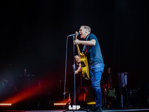 Accordi sottobanco tra radio americane e Bryan Adams