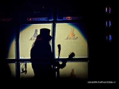 Slash, il provocatorio (lyric?) video di &quot;World on fire&quot;. GUARDA