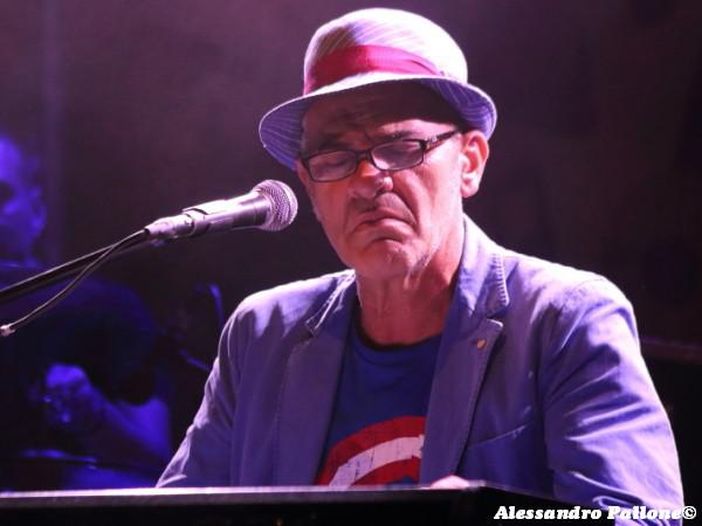 &#039;Un palco per Amatrice&#039;: Francesco Baccini canta dal vivo &#039;Le donne di Modena&#039; - VIDEO