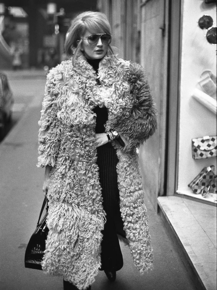 https://images.rockol.it/ddzQlPxCLiRFFtL8ALeBRXSA5fs=/700x0/smart/rockol-img/img/foto/upload/02-mina-milano-1973-archivio-ferraina.jpg