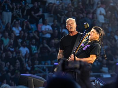 Subito le scarpe dei Pink Floyd, poi tocca ai Metallica e AC/DC