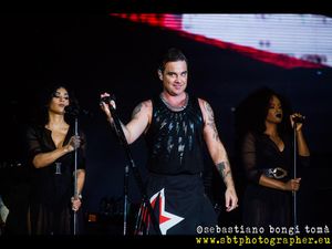 Robbie Williams si cala i pantaloni in televisione: guarda qui il video
