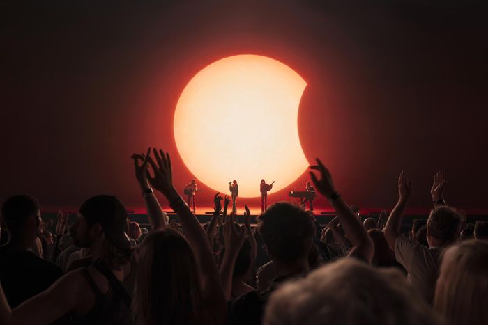 https://images.rockol.it/dkqFohgqoeIi_f4ZjFj61cVHZ0w=/700x0/smart/rockol-img/img/foto/upload/chiquitita-abba-voyage-abba-arena-london-photo-by-johan-persson.jpg