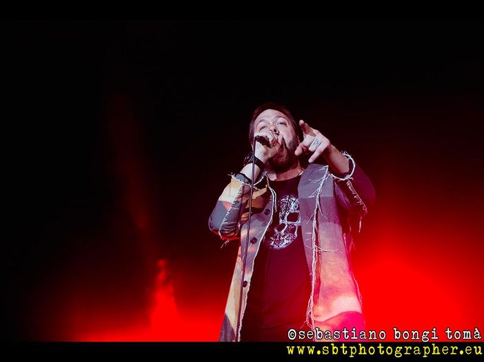 Kasabian: Il nuovo album &egrave; &#039;Velociraptor!&#039;, ascolta qui il primo singolo