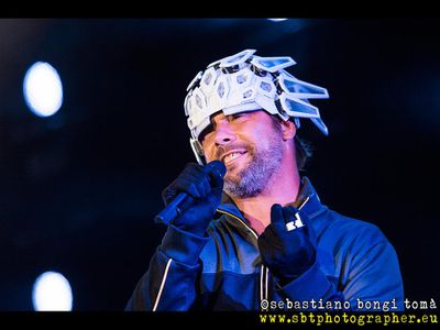 Jay dei Jamiroquai indeciso tra Rolls e Bentley. Se le compra tutte e due