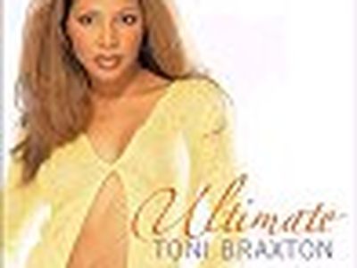 Toni Braxton, imbarazzo in scena: il vestito mostra il 'lato b' (video)
