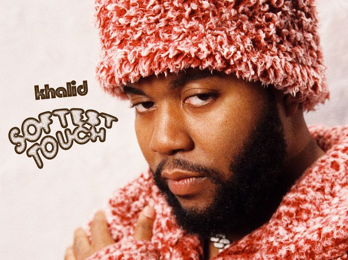 Khalid, la presentazione dell&rsquo;inedito &lsquo;New Normal&rsquo; al volo spaziale di Richard Branson: video