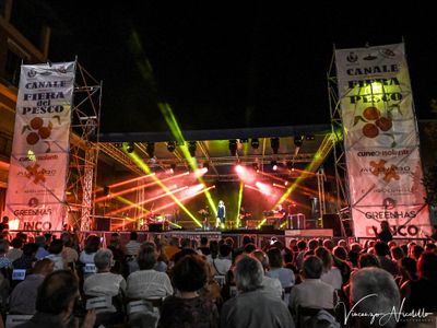 Con la canzone di Sanremo, Irene Grandi conserva la vetta della classifica dei brani più trasmessi dalle radio italiane negli ultimi sette giorni, secondo le rilevazioni di Music Control.
