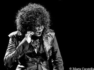 Whitney Houston nega di essere al verde