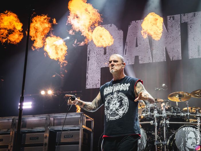 Ohio, il triste pellegrinaggio dei fan dei Pantera al luogo della sparatoria Ohio, il triste pellegrinaggio dei fan dei Pantera al luogo della sparatoria