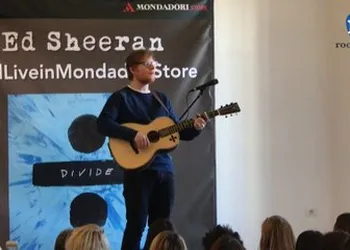 presenta  dal vivo &quot;&divide;&quot; a Milano