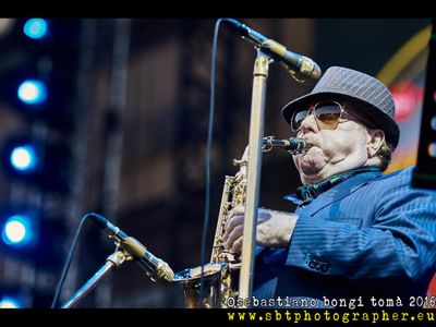 Belfast rende omaggio a Van Morrison