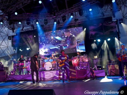 Carlos Santana rimane all’Arista (e alla BMG)