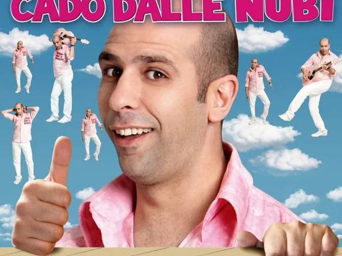 Checco Zalone invita a vaccinarsi con il nuovo video di &lsquo;La Vacinada&rsquo; con Helen Mirren