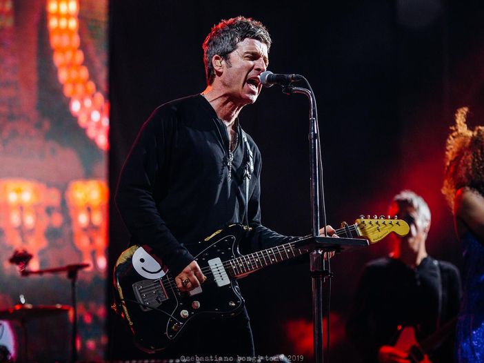 Il Manchester City vince il campionato, Noel Gallagher in campo esulta - FOTO