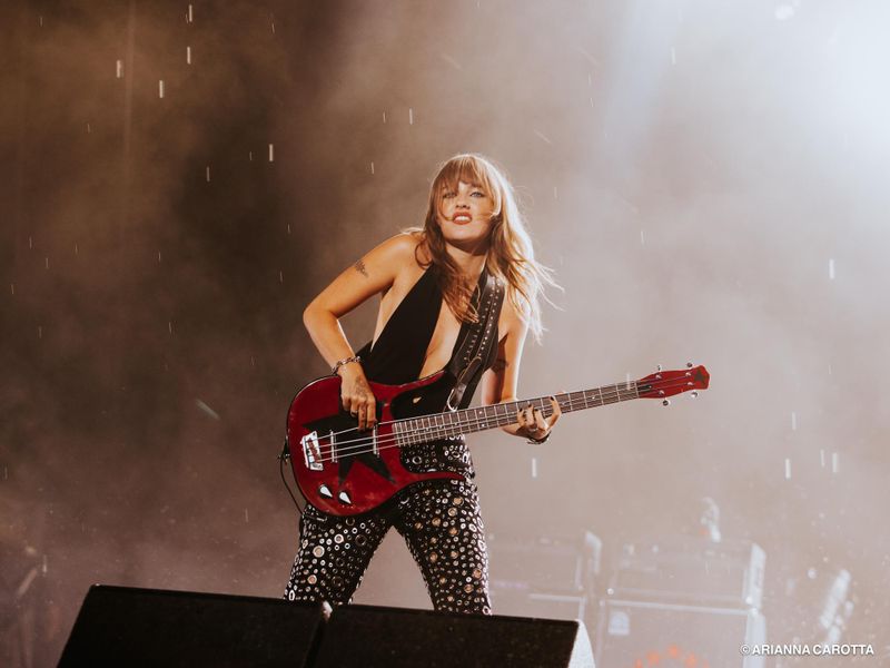 Victoria De Angelis per Halloween sul palco con i Duran Duran