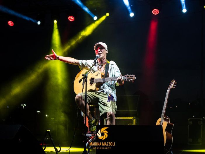 Manu Chao: trionfale concerto a Parigi Manu Chao: trionfale concerto a Parigi