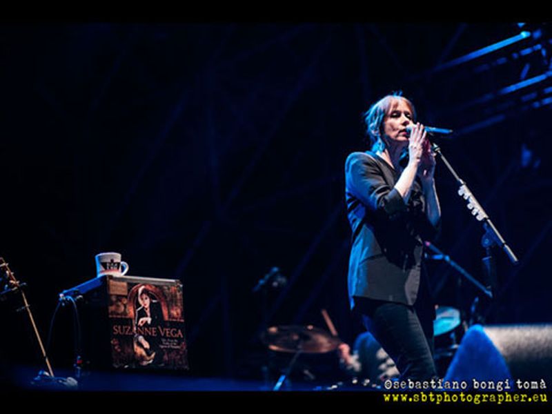 16 luglio 2014 - Pistoia Blues Festival - Piazza del Duomo - Pistoia - Suzanne Vega in concerto 16 luglio 2014 - Pistoia Blues Festival - Piazza del Duomo - Pistoia - Suzanne Vega in concerto