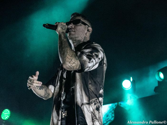 Emis Killa, annullato live a Ladispoli per il testo di un brano Emis Killa, annullato live a Ladispoli per il testo di un brano