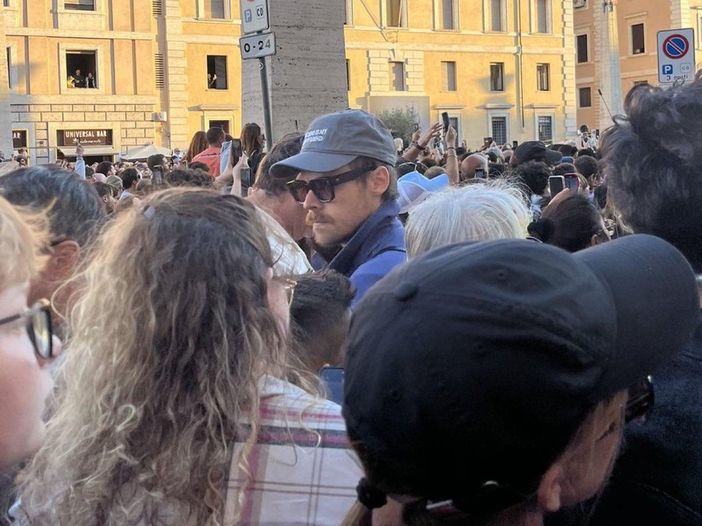 Harry Styles a San Pietro (mascherato) per l&#039;elezione del Papa