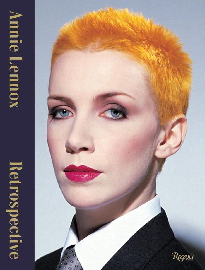 https://images.rockol.it/gkADoTYi5YP0tJTjdRgR0rQRQ8s=/700x0/smart/rockol-img/img/foto/upload/annie-lennox-retrospective-768x1012.jpg https://images.rockol.it/gkADoTYi5YP0tJTjdRgR0rQRQ8s=/700x0/smart/rockol-img/img/foto/upload/annie-lennox-retrospective-768x1012.jpg