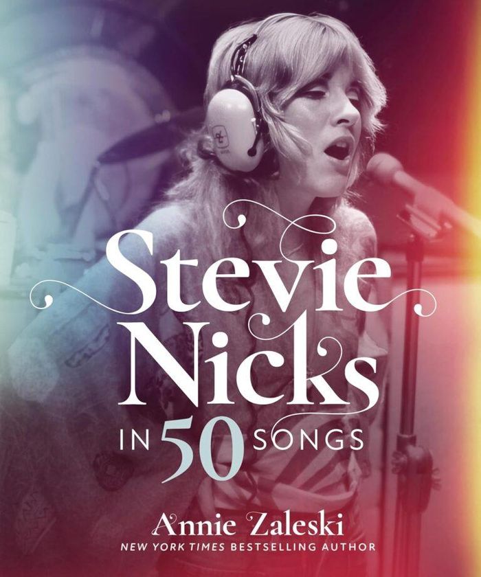 https://images.rockol.it/gttICYW3ouNvWNW9AlSiEi0mc3I=/700x0/smart/rockol-img/img/foto/upload/stevie-nicks-in-50-songs-book-768x922.jpg