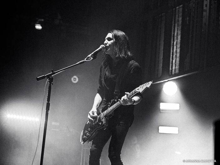 Placebo a Stupinigi, Brian Molko insulta Giorgia Meloni