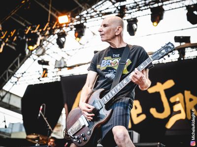 Riedizione separata dei primi due album dei Circle Jerks