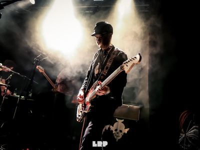 Dandy Warhols, la tastierista nuda al party della casa discografica