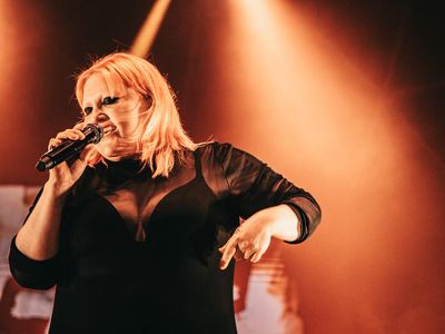 Gossip, Weller, Coxon, Supergrass e altri in una canzone per i senzatetto