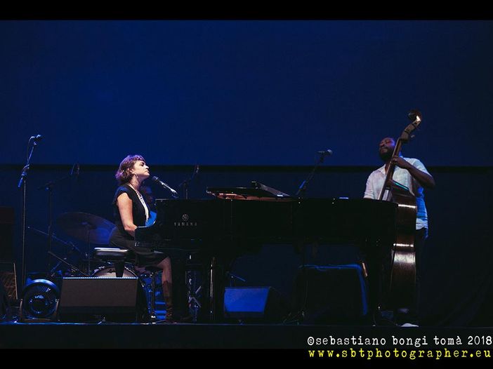 Norah Jones sul palco con Ringo Starr in un club di New York Norah Jones sul palco con Ringo Starr in un club di New York