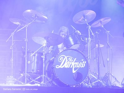 Darkness a tutto volume: 'Basta con i musicisti che si piangono addosso'