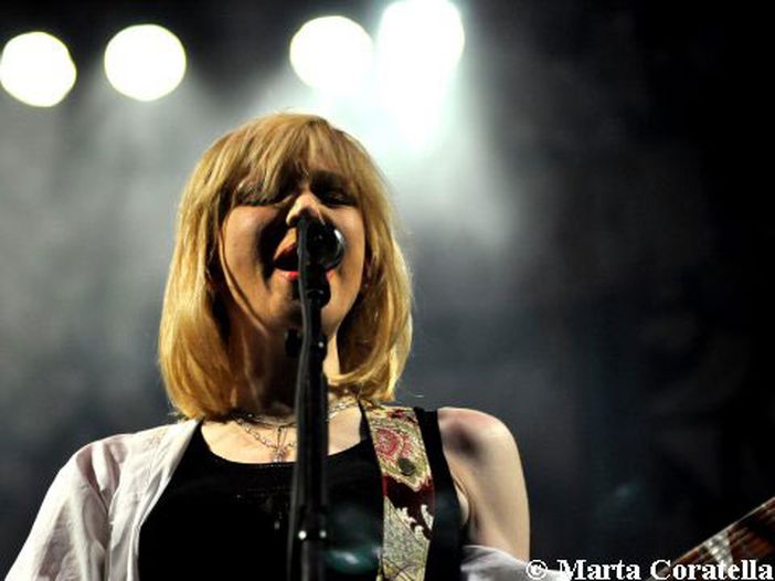 Incidente al concerto degli Hole, muore una ragazza. E Courtney gira un film 