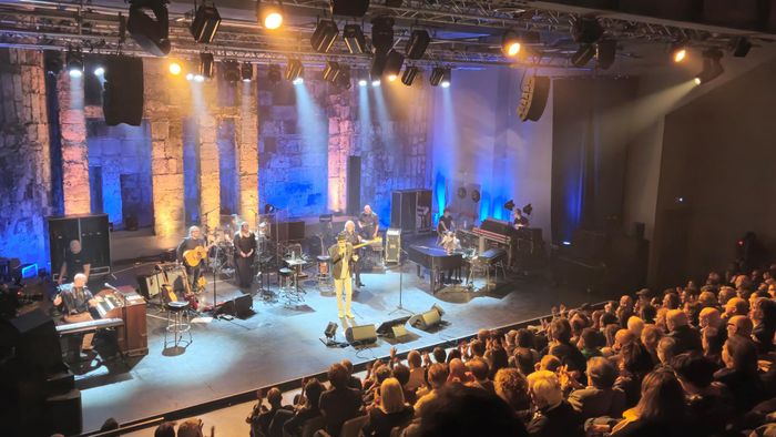 https://images.rockol.it/i0Dm3mhkNMutjzWaeR80bknHyPY=/700x0/smart/rockol-img/img/foto/upload/francesco-de-gregori-teatro-out-off-panoramica-2.jpeg https://images.rockol.it/i0Dm3mhkNMutjzWaeR80bknHyPY=/700x0/smart/rockol-img/img/foto/upload/francesco-de-gregori-teatro-out-off-panoramica-2.jpeg