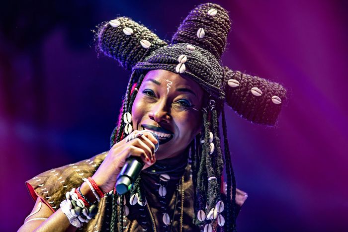 https://images.rockol.it/i3CY4tjWvKbKmdNemWANjYbaMZI=/700x0/smart/rockol-img/img/foto/upload/fatoumatadiawara-ferrarasottolestella2023.jpg