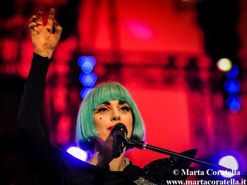 Lady Gaga, il video di 'Do what u want' distribuito attraverso BitTorrent