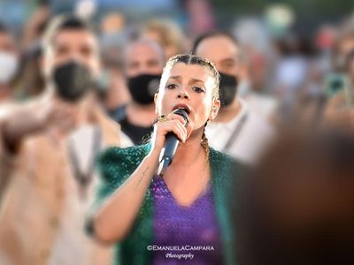 Emma, il singolo &apos;Resta ancora un po&apos;&apos; anticipa il cd e dvd &apos;E Live&apos; - ASCOLTA
