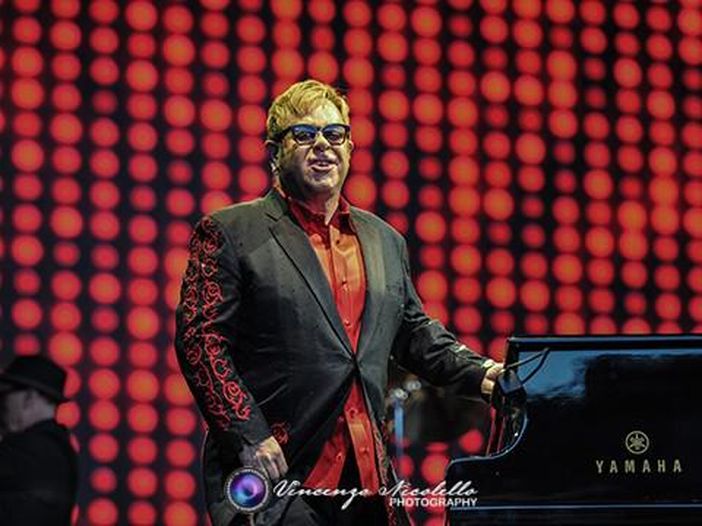 Elton John premiato da gay e lesbiche