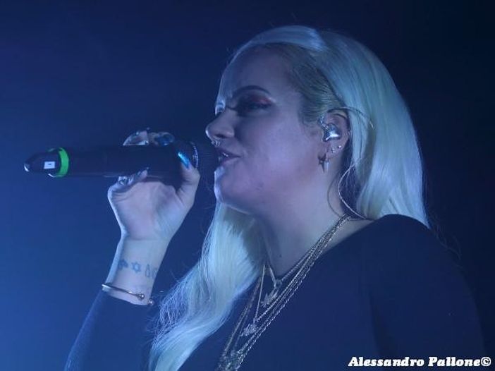 Lily Allen accusa di violenza sessuale un dirigente dell&rsquo;industria musicale