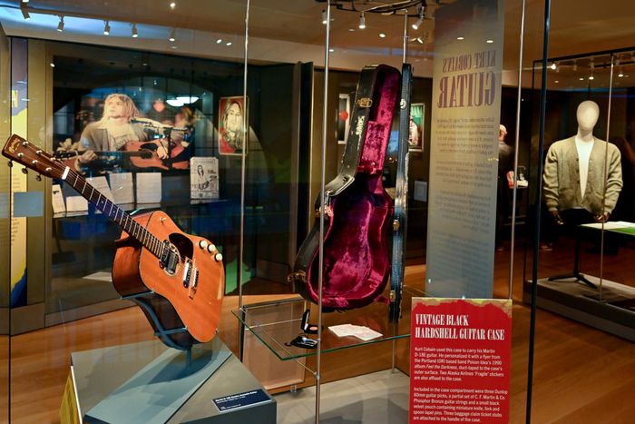 https://images.rockol.it/iyG9h8zHwf42L_KnH1-KvUVLIx4=/700x0/smart/rockol-img/img/foto/upload/kurt-cobain-unplugged-exhibition-in-the-rcm-museum-credit-to-chris-christodoulou.JPG