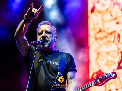 Peter Hook reinterpreta i Joy Division: 'Mi sono messo nei panni di Ian Curtis'