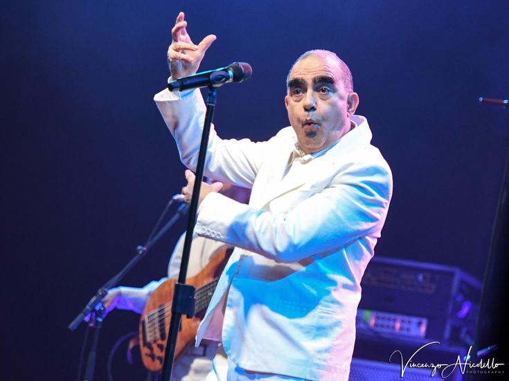 Elio prova Brecht e progetta un&apos;opera lirica